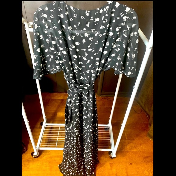 NWOT Women’s WILDFOX Floral Flutter Wrap Maxi Dress in Black/White, Size Small - Picture 7 of 8